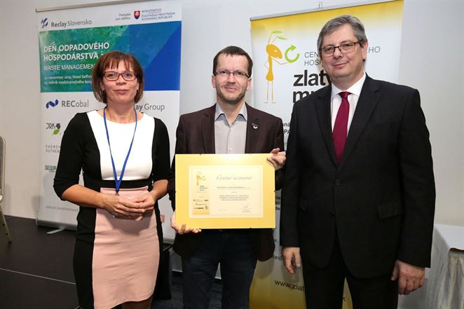 Dana Feketeová, Radovan Kazda (PROPERTY & ENVIRONMENT s.r.o.) a Boris Susko (štátny tajomník MŽP SR) pri odovzdávaní čestného uznania | Foto: Odpady-portal.sk