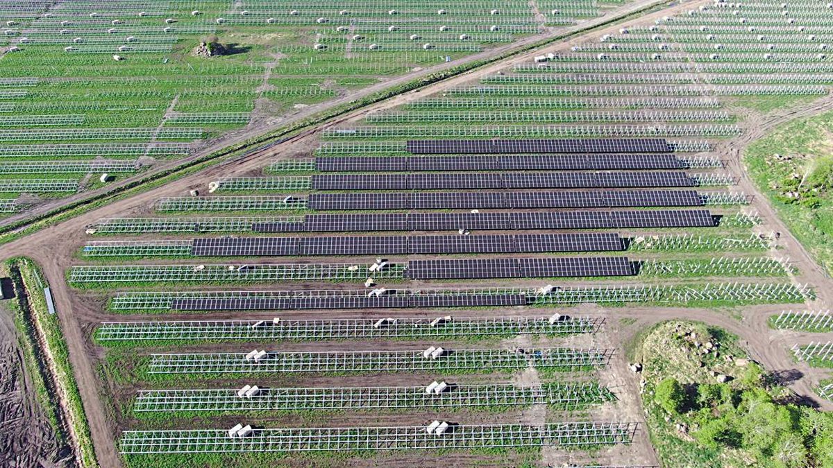 Nevadí málo svetla ani extrémny sneh v zime. Veľká fotovoltická elektráreň rastie v Nórsku