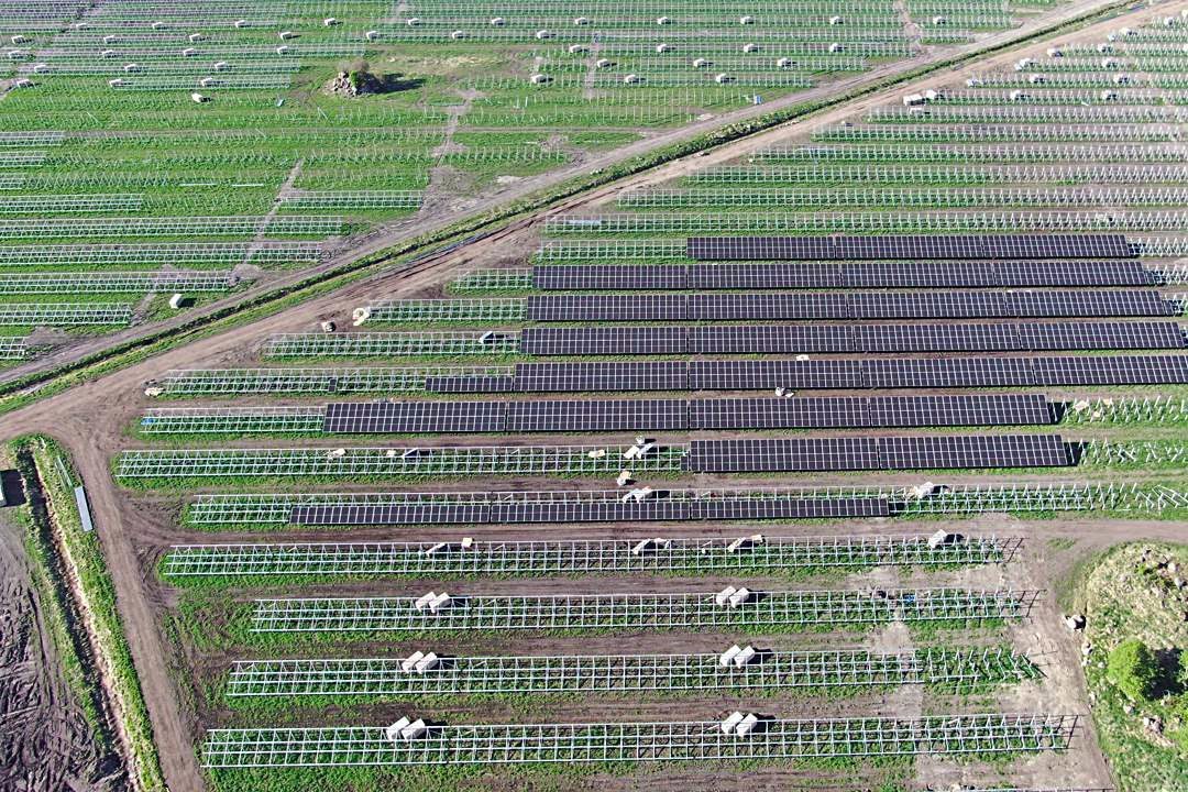 Nevadí málo svetla ani extrémny sneh v zime. Veľká fotovoltická elektráreň rastie v Nórsku