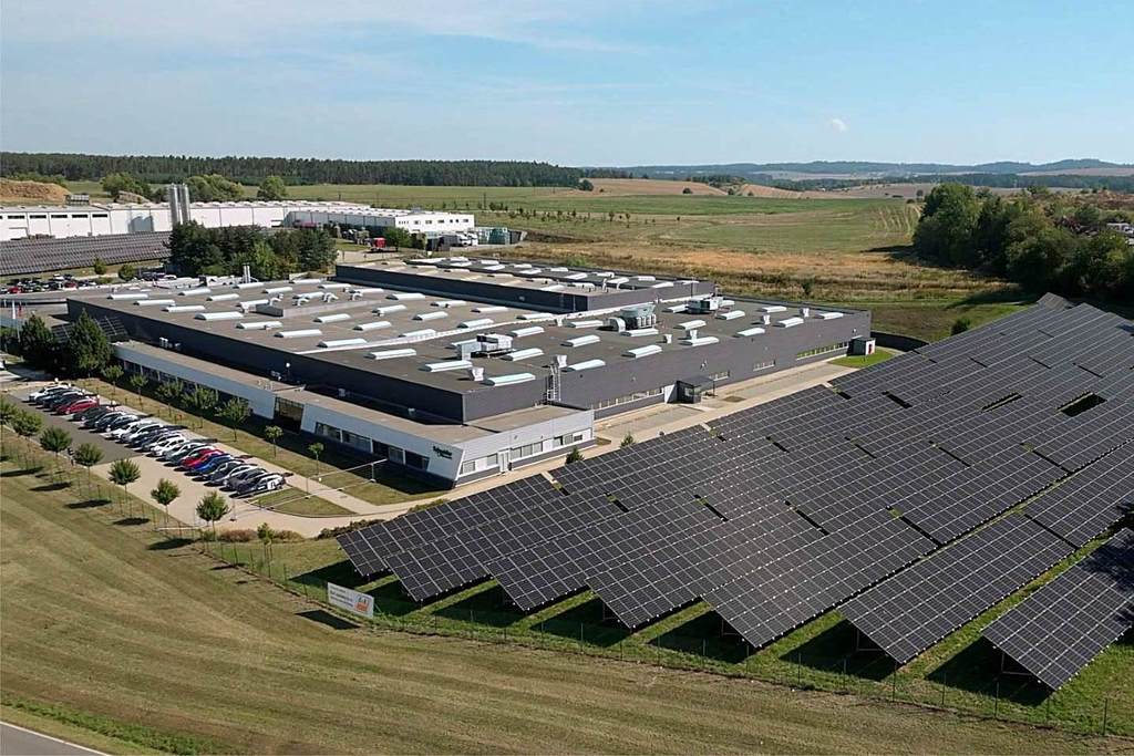 Fotovoltika+batéria v microgride: ako priemyselný podnik riadi energiu vo vlastnom areáli