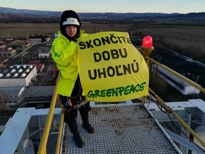 Aktivisti Greenpace vyliezli na ťažobnú vežu Hornonitrianskych baní Prievidza