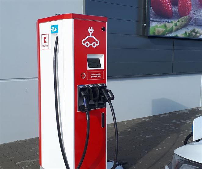 Nabíjacie stanice pre elektromobily na Slovensku buduje aj Kaufland