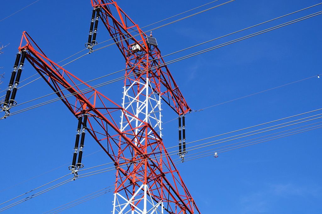 Lacnejšia elektrina potrebuje drahé siete. EÚ mení pravidlá sieťových taríf