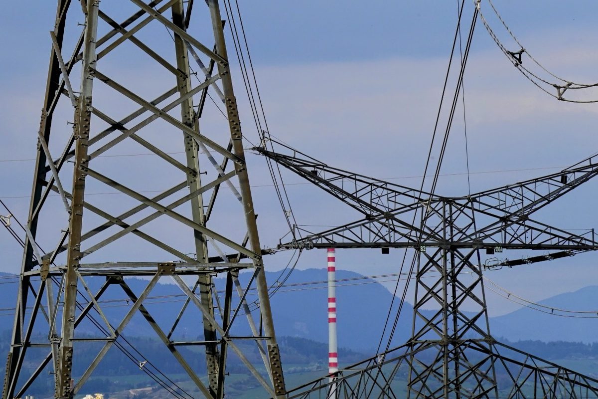 Vláda schválila zľavy z ceny elektriny pre vybrané podniky. Ťažiť z toho môže aj Slovalco