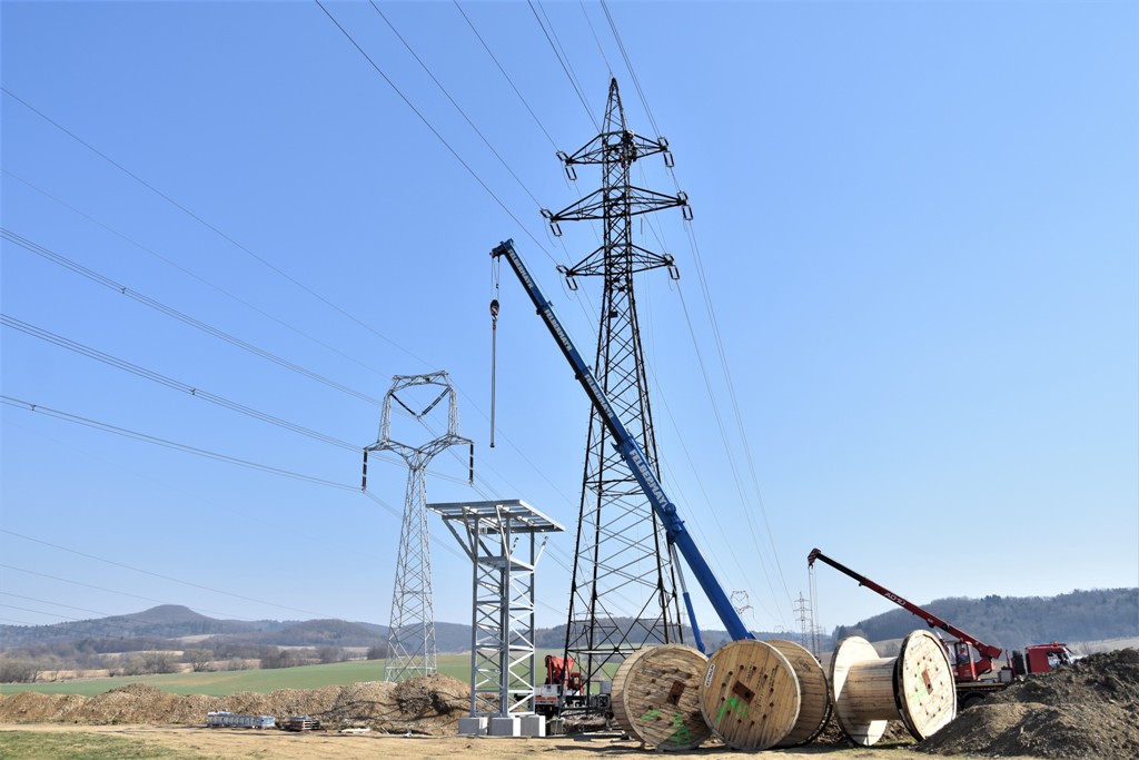 Dva okresy čakajú veľké odstávky elektriny, energetici budú pracovať na vedení