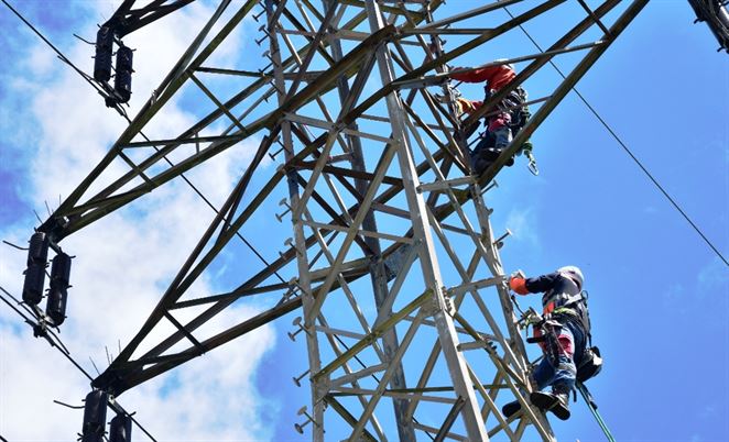 Energetici na Považí vymieňajú stovky izolátorov na elektrickom vedení