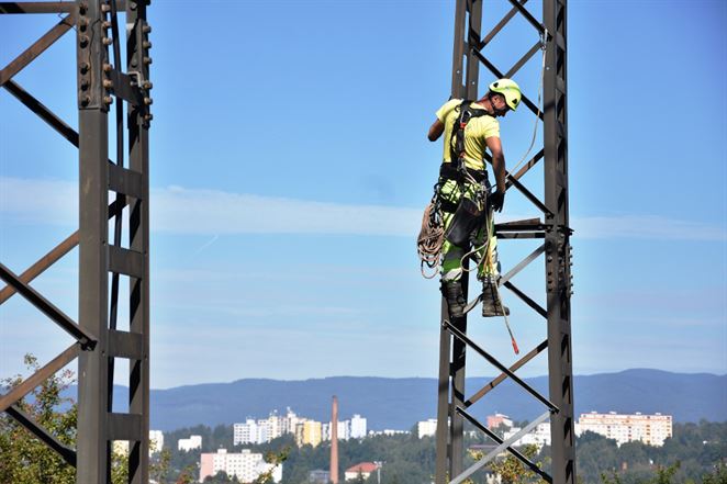 Výmena izolátorov na vedení veľmi vysokého napätia vo Zvolene stála energetikov 150-tisíc eur