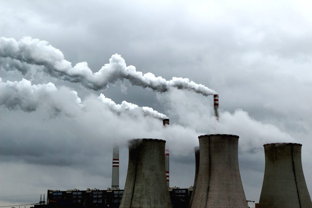 Opozícia chce dostať Poľsko z ETS. Argumentuje cenami, suverenitou aj spornými klimatickými tézami