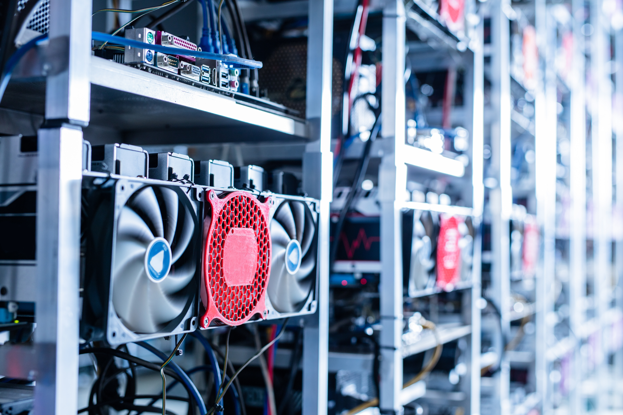 Ťažba bitcoinov môže stabilizovať elektrickú sieť. Budú bitcoin farmy dostatočne flexibilné?