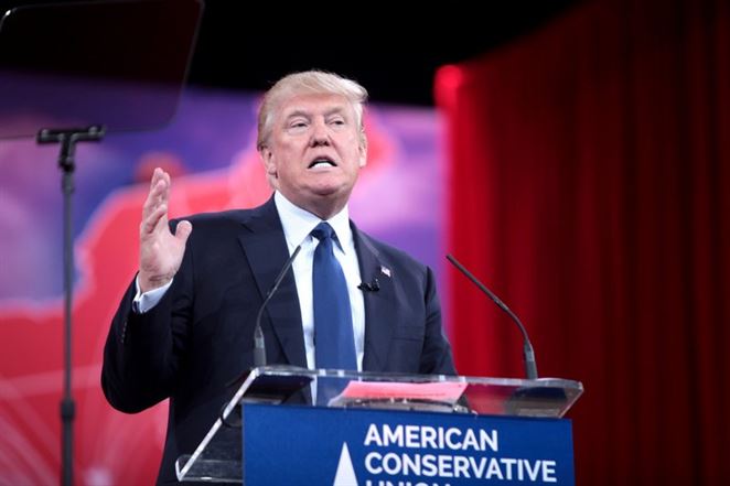 Donald Trump bojuje s veternými mlynmi. Ozajstnými