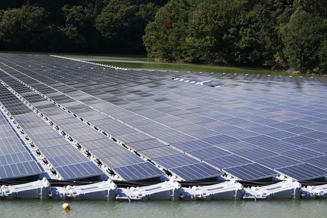 Hydroelektráreň s plávajúcimi solárnymi panelmi lepšie zvláda sucho