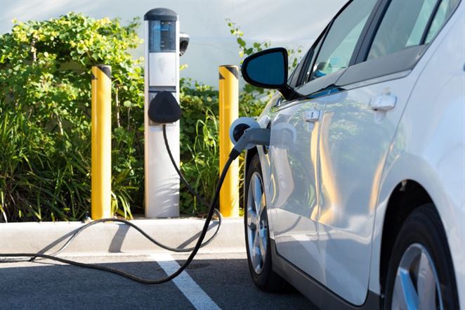 Nabíjačky elektromobilov začali na Slovensku spoplatňovať