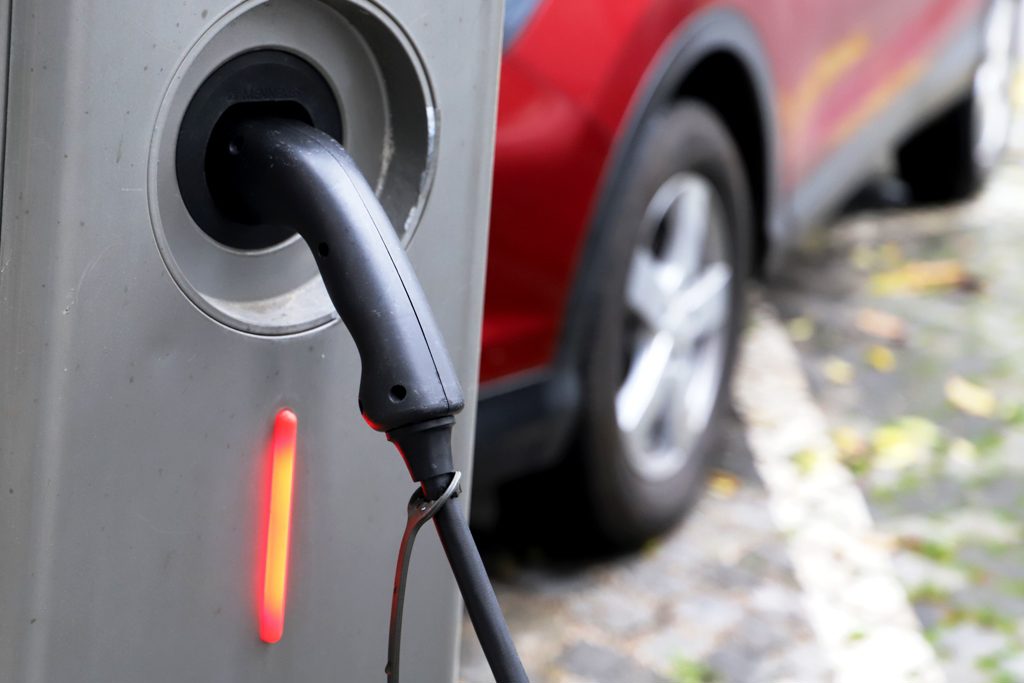 Elektromobilové nabíjačky môžu zarábať na kreditoch za zelenú elektrinu. Vysvetľujeme ako systém funguje