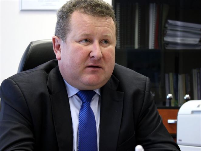 Holjenčík ohlásil odchod, no stále neodstúpil