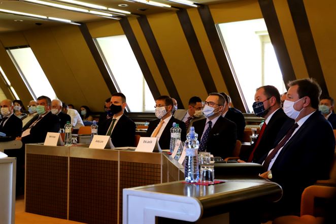 Kandidáti na šéfa ÚRSO: Regulácia dodávok energií pre domácnosti a malé firmy je nezmysel