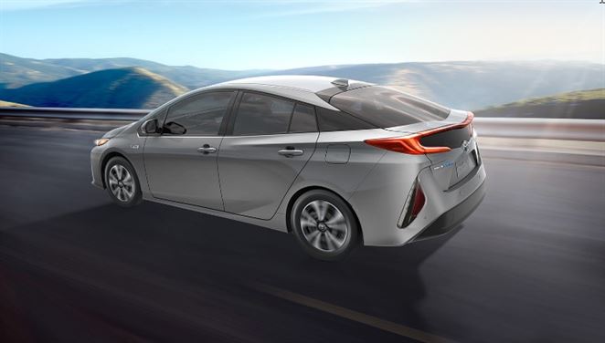 Toyota Prius opäť so slnečným panelom na streche