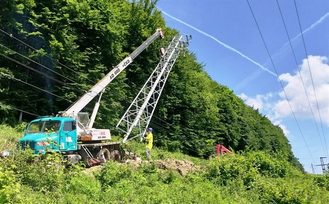 Rekonštrukcia 60-ročného vedenia na Orave dáva zabrať energetikom aj obyvateľom