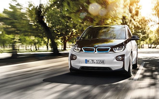 Elektromobil BMW dostane väčšiu batériu. Na jedno nabitie prejde 200km