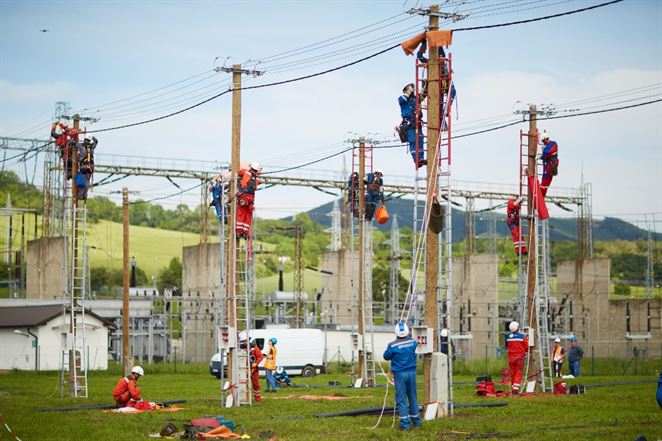 Elektrikári si zmerali sily v prácach pod napätím. Pozrite si fotky