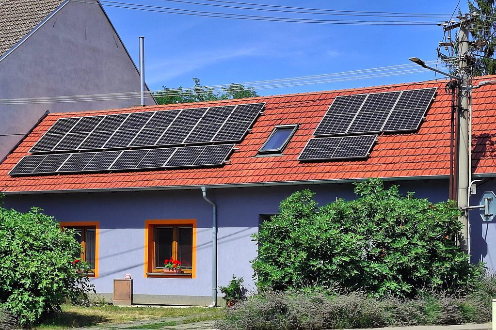 Fotovoltika pomáha Európe zvládať horúčavy. Problém prichádza po západe slnka