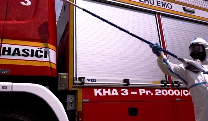 Hasiči v Mochovciach prvýkrát cvičili náhradné doplňovanie vody z väčšej vzdialenosti (VIDEO)