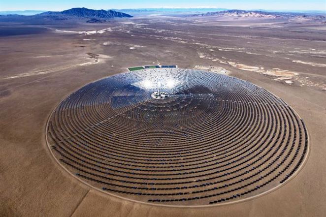 V USA plánujú najväčšiu solárnu elektráreň na svete. Elektrinu bude vyrábať 24 hodín denne