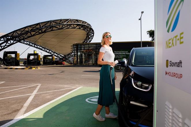 Slovnaft spustil prvú elektronabíjačku na servisnej stanici v Bratislave