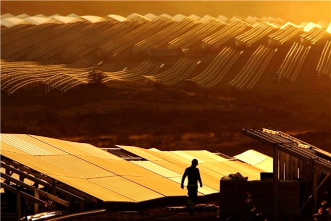 Najväčšia solárna elektráreň v EÚ už vyrába elektrinu. Tvorí ju 1,4 milióna solárnych panelov