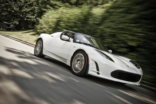 Tesla potrdila návrat elektrického športiaku Roadster  