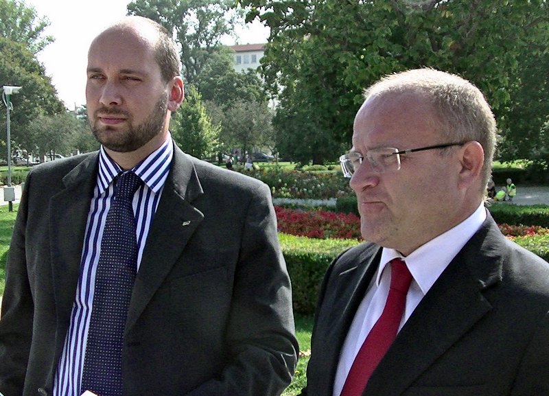 Videoreportáž: Strana SaS vyzvala prezidenta, aby odvolal šéfa ÚRSO Jozefa Holjenčíka
