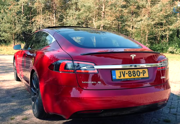 Elektromobil Tesla S prejde na jedno nabitie 400 km